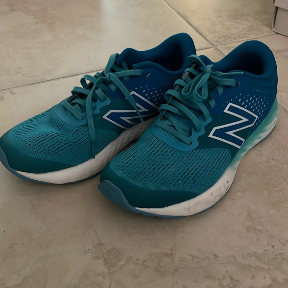 New Balance 580 sneakers, women’s size 8.5